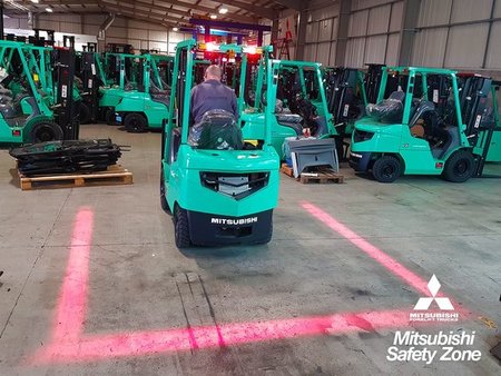 Manténgase seguro cuando se desplace a pie alrededor de una carretilla elevadora Manténgase seguro cuando se desplace a pie alrededor de una carretilla elevadora